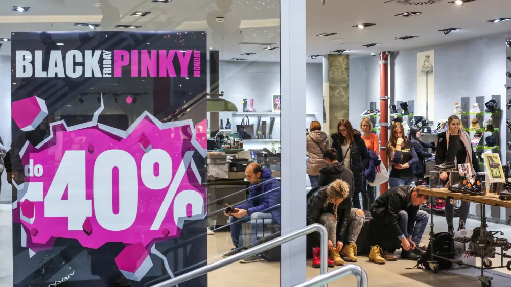 - Nakupovalni center BTC City Park (CityPark) v Ljubljani - - 23.11.2018 - Black Friday / Črni petek v Ljubljani &ndash; ameri&scaron;ki nakupovalni praznik v Sloveniji - predbožična nakupovalna mrzlica - nakupovanje s popusti - potro&scaron;niki &ndash; trgovci - //FOTO: Bojan VelikonjaOPOMBA: ZA OBJAVO IZKLJUČNO ZGOLJ V POVEZAVI Z BLACK FRIDAY