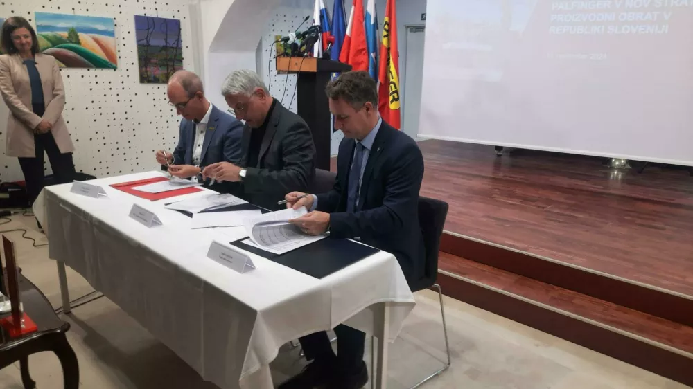 S podpisa memoranduma (od leve): Alexander Susanek, minister Matjaž Han in ormo&scaron;ki župan Danijel Vrbnjak. 