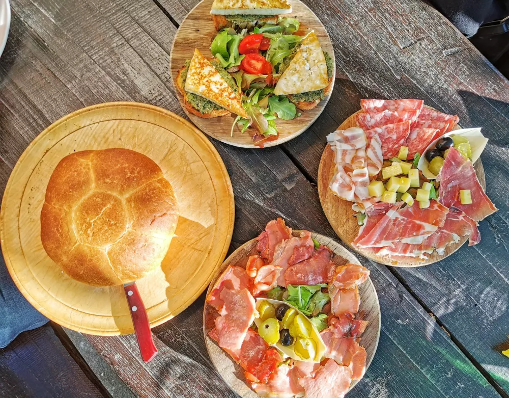 Velike bruskete s popečenim sirom, topel pečen pr&scaron;ut, me&scaron;ane mesnine in pogača, ena najbolj&scaron;ih v Istri. / Foto: Miha First