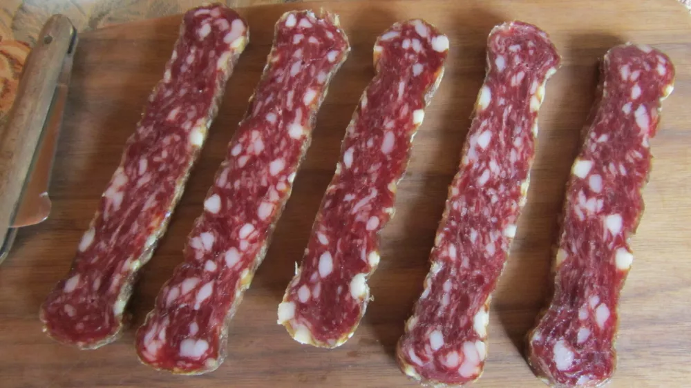 Tihožitje Zgornjesavinjski želodec; Alenka pravi, da je veliko bolj "žmohtn", če se za rezanje vzame "fočk!" In prav ima! Želodec ne sme biti tanek in suh, ampak sočen in živ, žmohtn pač!