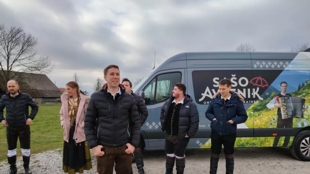 Člani Ansambla Sa&scaron;a Avsenika veliko časa preživijo na poti in prevozijo milijone kilometrov doma in v tujini, predvsem po Evropi. Z novim kombijem bodo &scaron;e bolj prepoznavni. Foto: Mojca Marot