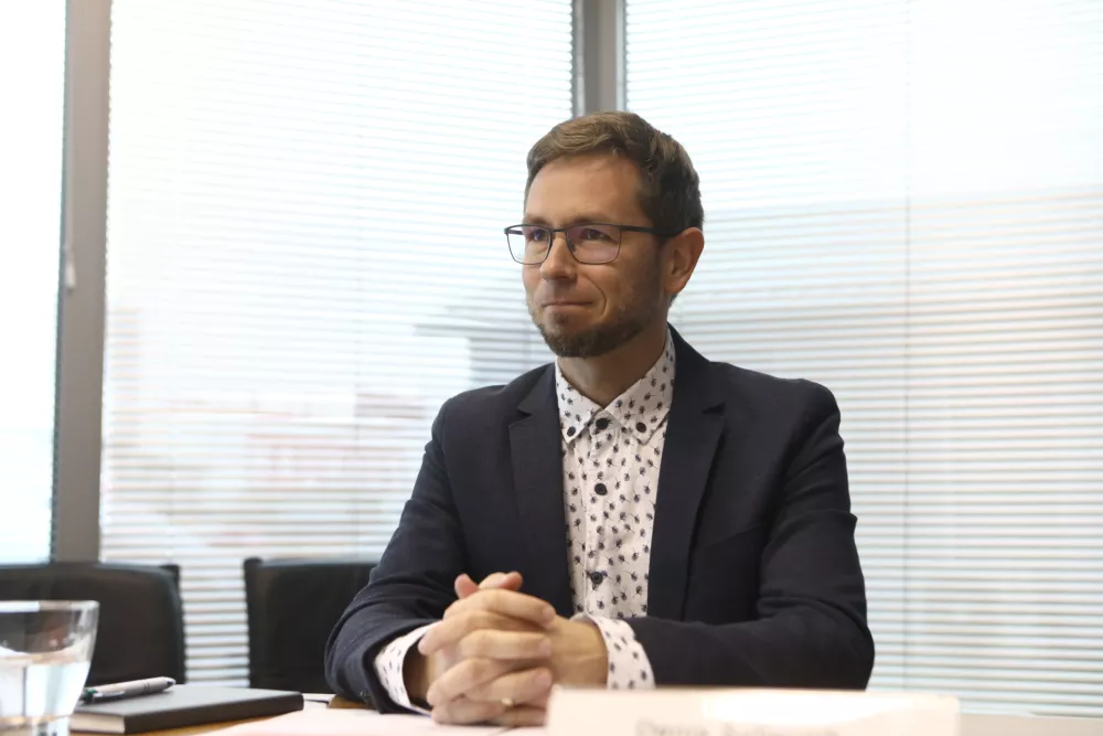 &cedil;Denis Sahernik, sekretar Skupnosti socialnih zavodov Slovenije - 17.11.2022 &ndash; Skupnost socialnih zavodov Slovenije - predstavili stali&scaron;če o noveli Zakona o dolgotrajni oskrbi,&nbsp;//FOTO: Luka Cjuha / Foto: Luka Cjuha