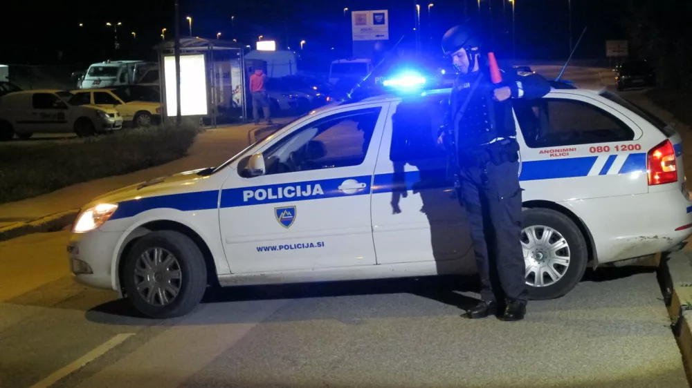 Nočni oboroženi rop varnostnikov Sintala, LAbore, Kranj, oborožen policist