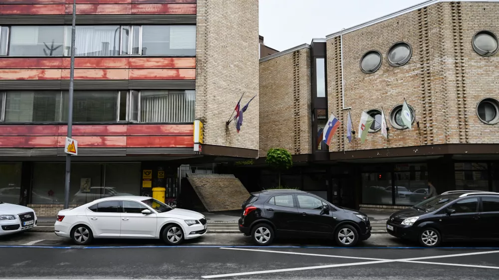 Mestna občina Ljubljana namerava znižati ceno za prodajo poslovnih prostorov v stavbi na Resljevi cesti 14. Foto: Nik Erik Neubauer&nbsp;