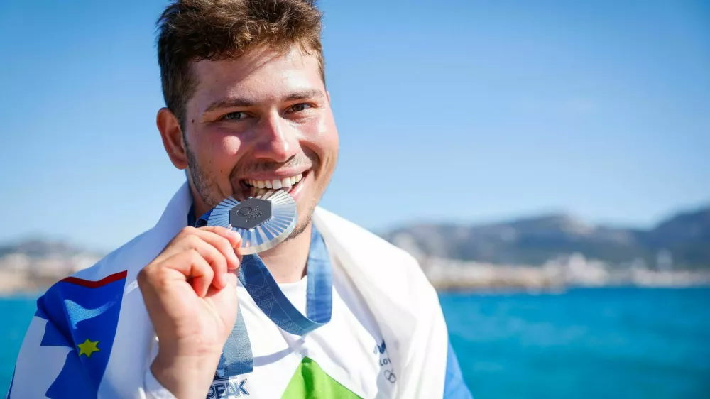 Toni Vodi&scaron;ek je na olimpijskih igrah v Parizu osvojil srebrno odličje v kajtanju. Foto: sta