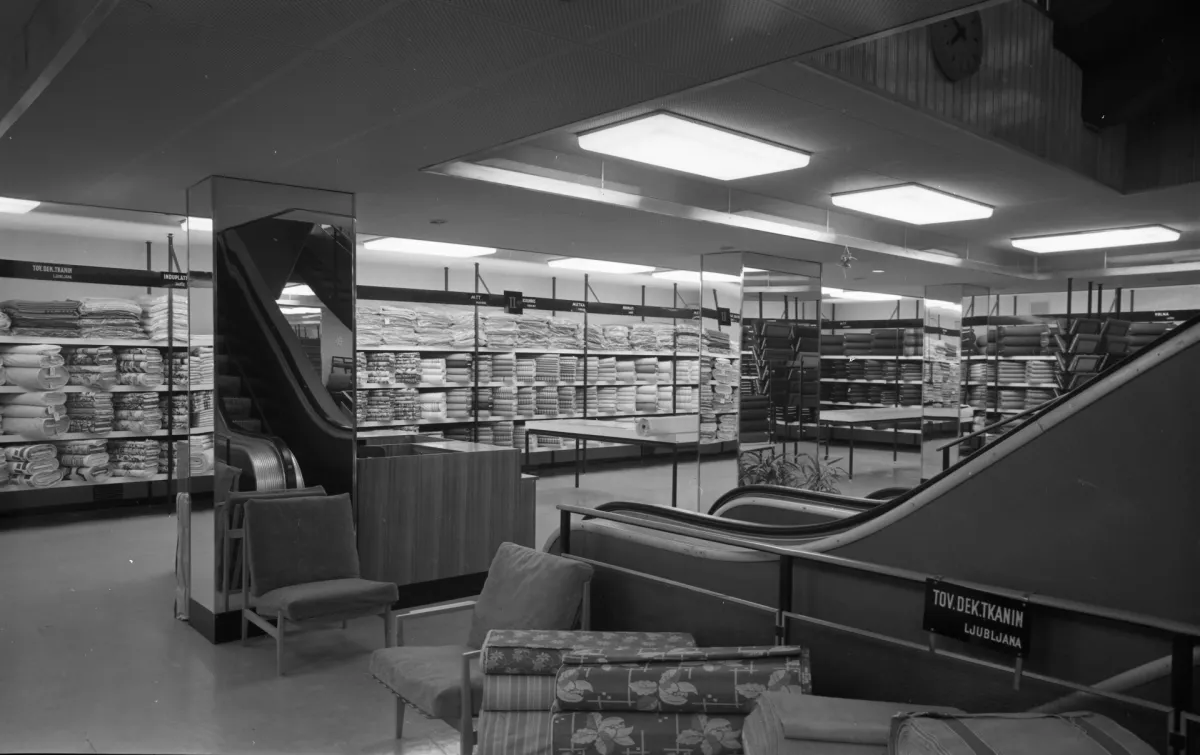 Modna hi&scaron;a. Ljubljana, januar 1962. Foto: Bogo Primožič, hrani: MNSZS