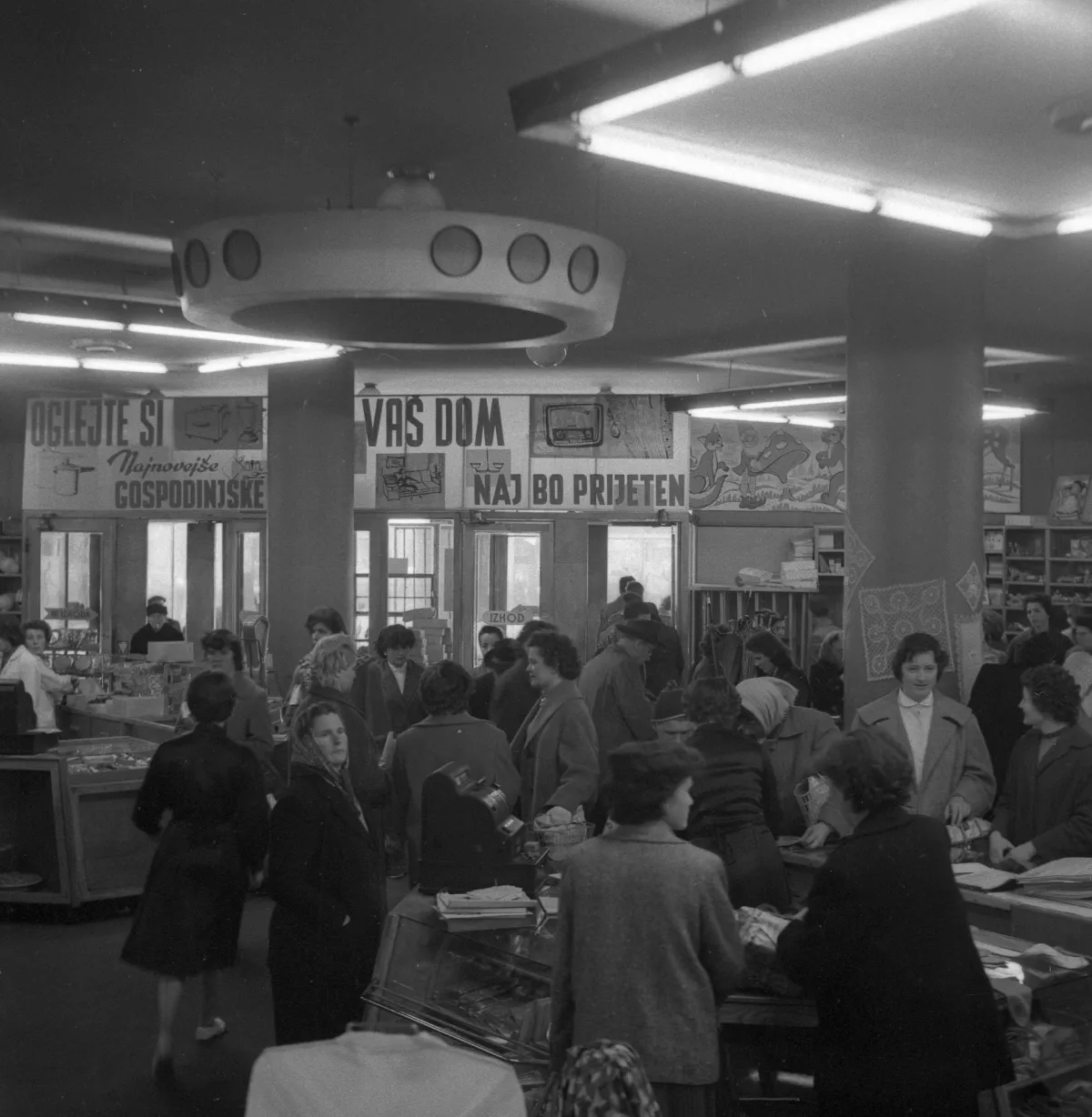 Nama. Ljubljana, maj 1960. Foto: Edi &Scaron;elhaus, hrani MNSZS.