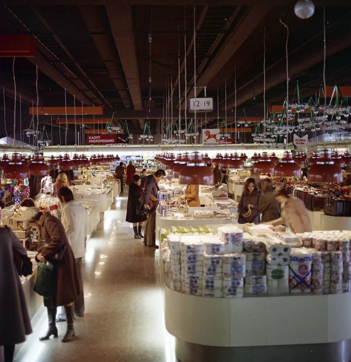 Maximarket. Ljubljana, december 1971. Foto: Rudi Pa&scaron;kulin, hrani: MNSZS.