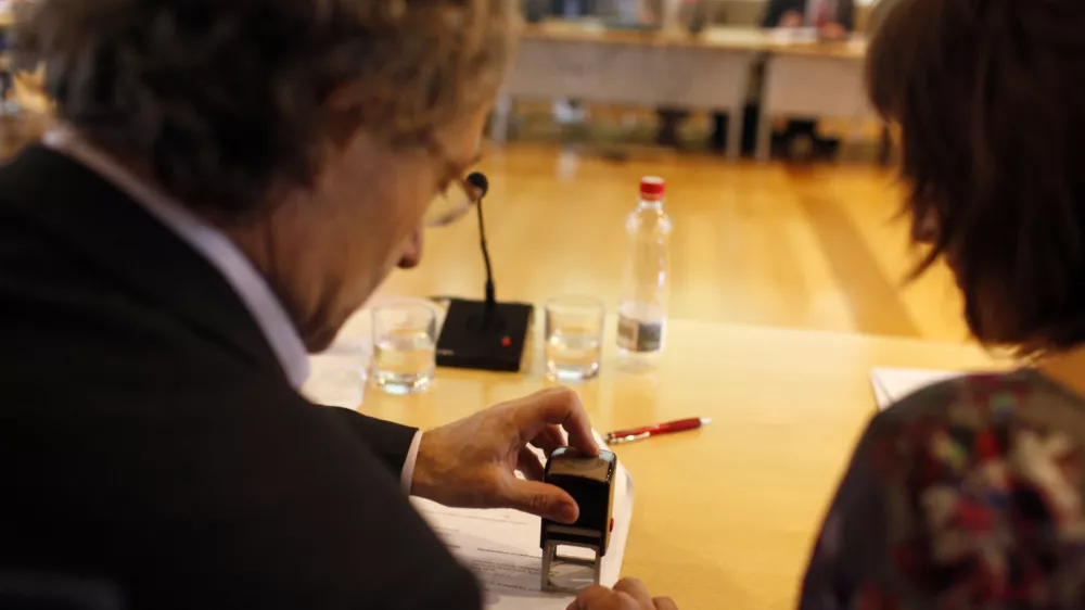 vodja koordinacije stavkovnih odborov sindikatov javnega sektorja Branimir &Scaron;trukelj - Podpis sporazuma med vlado in stavkajočimi sindikati javnega sektorja 2012 - sporazum med drugim predvideva 8-odstotno znižanje plač javnih uslužbencev, odpravo plačnih nesorazmerij ter umik normativov v &scaron;olstvu iz zakona za uravnoteženje javnih financ.//FOTO: Jaka Gasar