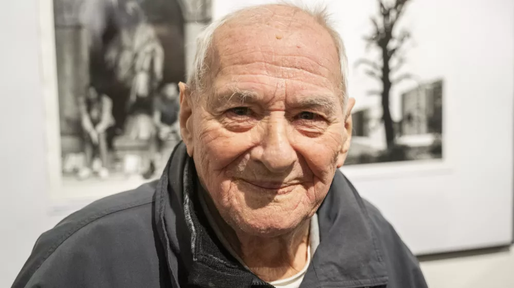 Janez Koro&scaron;in, najstarej&scaron;i član Fotokluba Ljubljana: Ljubljana ni nič manj fotogenična, kot je bila nekoč, s to razliko, da danes ne sme&scaron; slikati vsega in vsakogar povprek, saj te lahko kdo &scaron;e toži. Foto: Nik Erik Neubauer