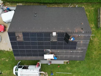 Ljubljanska družba SunContract je konec prej&scaron;njega tedna svoje odjemalce obvestila, da jim z novim letom odpoveduje pogodbo o dobavi električne energije, ker se je spremenil način, kako se stro&scaron;ek letnega net meteringa prena&scaron;a na dobavitelje električne energije. Fotografija je simbolična. F ECE/ Tadej Ko&scaron;tomaj