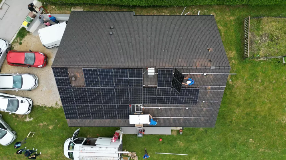 Ljubljanska družba SunContract je konec prej&scaron;njega tedna svoje odjemalce obvestila, da jim z novim letom odpoveduje pogodbo o dobavi električne energije, ker se je spremenil način, kako se stro&scaron;ek letnega net meteringa prena&scaron;a na dobavitelje električne energije. Fotografija je simbolična. F ECE/ Tadej Ko&scaron;tomaj