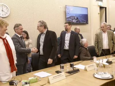 Premier Robert Golob je dana&scaron;nji dan zaradi sklenitve dogovora o plačnem sistemu označil kot zgodovinski. Foto: Luka Cjuha