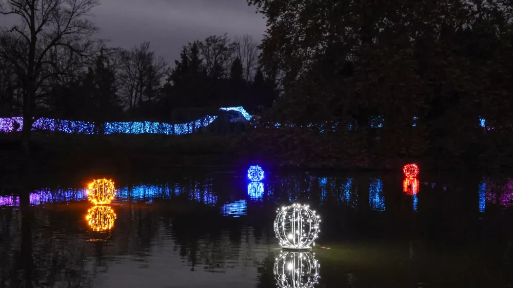 Romantičen pogled na s svetlobnimi elementi okra&scaron;eno jezero. Foto: Klara Kopač, Arboretum Volčji potok