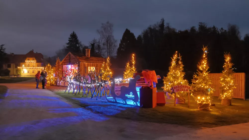 Za otroke so pravljičnost ustvarili na kar treh hektarjih parka. Foto: Klara Kopač, Arboretum Volčji Potok