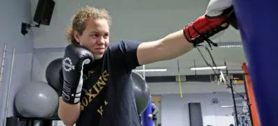 - 20.11.2017 - najboljša slovenska boksarka Ema Kozin si je po naslovu svetovne prvakinje srednje kategorije po verziji WBU priborila še naslova po verzijah WBC in WBF. //FOTO: Tomaž Skale