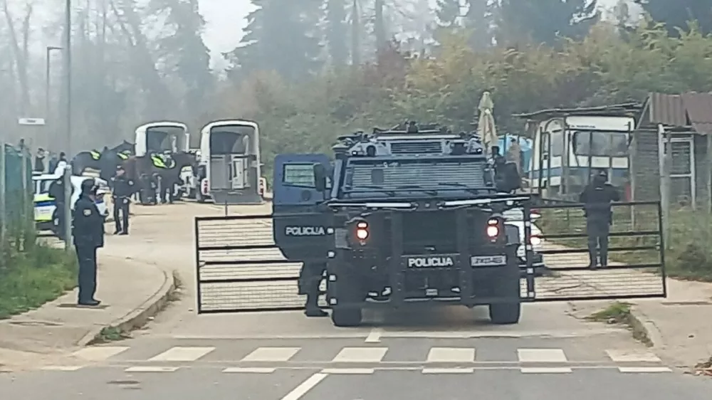 Posebne policijske enote so spremljali tudi konjeniki. Foto: Komunala Novo mesto