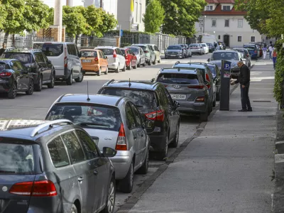 - parkomat - parkirni avtomat04.05.2023 - Parkiranje v Ljubljani - mirujoči promet - javna parkiri&scaron;ča - modra cona - Ljubljanski mestni svet predlaga dvig cen parkiranja, po katerem bi se v vsaki od treh con cena za uro parkiranja podražila za 10 centov. FOTO: Luka Cjuha