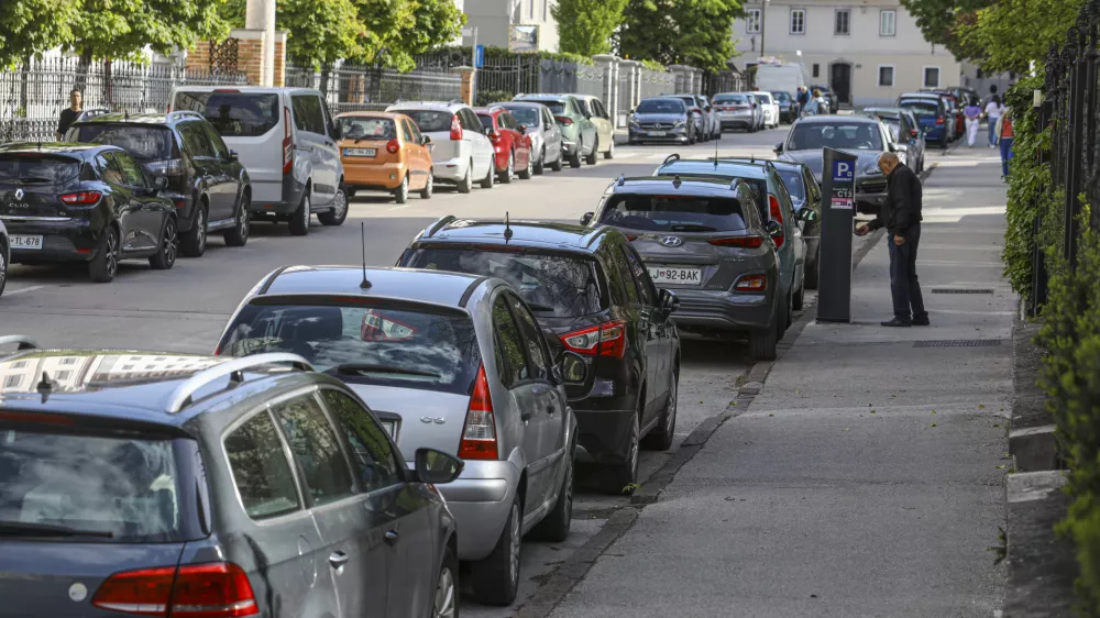 - parkomat - parkirni avtomat04.05.2023 - Parkiranje v Ljubljani - mirujoči promet - javna parkiri&scaron;ča - modra cona - Ljubljanski mestni svet predlaga dvig cen parkiranja, po katerem bi se v vsaki od treh con cena za uro parkiranja podražila za 10 centov. FOTO: Luka Cjuha