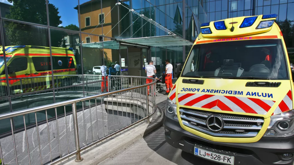 - Univerzitetni klinični center v Ljubljani (UKC) - Klinika za otorinolaringologijo in cervikofacialno kirurgijo (ORL) - re&scaron;ilec - re&scaron;evalno vozilo - - 28.05.2015 - celodnevna stavka in protest zdravnikov - s celodnevno stavko so zdravniki in zobozdravniki zahtevali vi&scaron;je plače in spremembo normativov, vseeno pa so oskrbeli vse nujne primere, otroke in starej&scaron;e od 65 let, nosečnice, porodnice in tudi bolnike z rakom - protest - zdravstvo //FOTO: Tomaž Skale