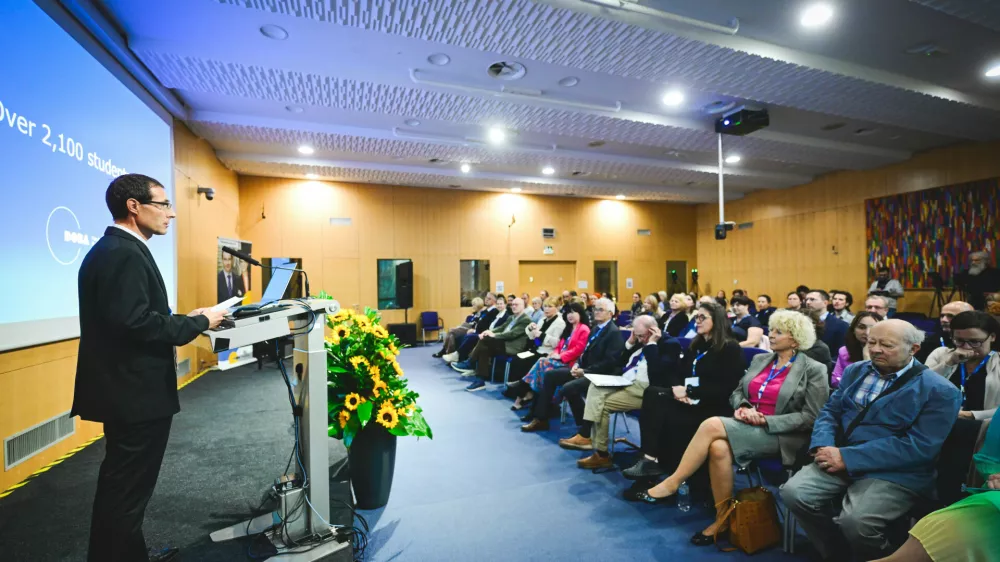 Maribor je te dni v sredi&scaron;ču pozornosti akademskega in poslovnega sveta, saj gosti izjemen dogodek &ndash; prvo konferenco v Sloveniji, ki povezuje psihologijo in poslovni svet. Na 12. mednarodni znanstveni konferenci DOBA Fakultete, ki velja za enega najpomembnej&scaron;ih dogodkov tega leta, se bo zbralo več kot 150 udeležencev z uglednih domačih in tujih univerz, raziskovalnih in&scaron;titucij ter vodilnih podjetij. V dveh intenzivnih dnevih bo predstavljenih kar 60 strokovnih prispevkov, ki so plod raziskovalnega dela mednarodno priznanih strokovnjakov.