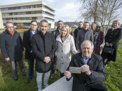 21.11.2024 - projekt Gazela 2024 zaključili z namestitvijo plo&scaron;čice z imenom podjetja, zlate gazele 2024 na klop v Tehnolo&scaron;kem parku. HYLA, d.o.o., Zlata gazela 2024FOTO: LUKA CJUHA