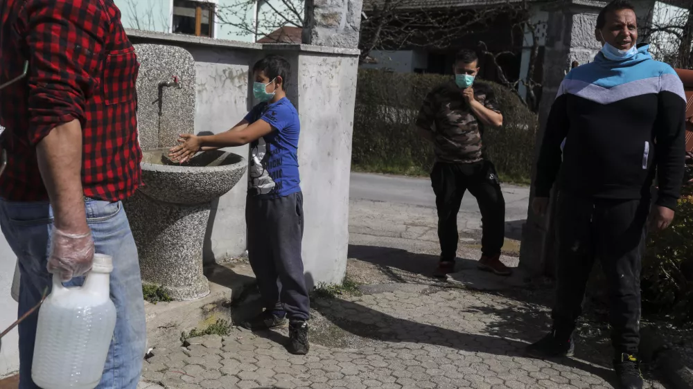 - pokopali&scaron;če Otavice &ndash; romi primorani uporabljati vodo z javnega vodovoda- 30.03.2020 &ndash; nelegalno Romsko naselje Goriča vas v občini Ribnica brez vodovoda - romi, ki živijo brez dostopa do pitne vode, je epidemija Koronavirus COVID-19 hudo prizadela - FOTO:Jaka Gasar