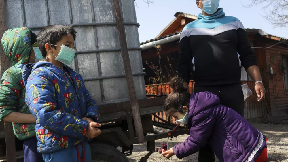 - 30.03.2020 &ndash; nelegalno Romsko naselje Goriča vas v občini Ribnica brez vodovoda - romi, ki živijo brez dostopa do pitne vode, je epidemija - Koronavirus COVID-19 hudo prizadela - za&scaron;čitne maske- FOTO:Jaka Gasar