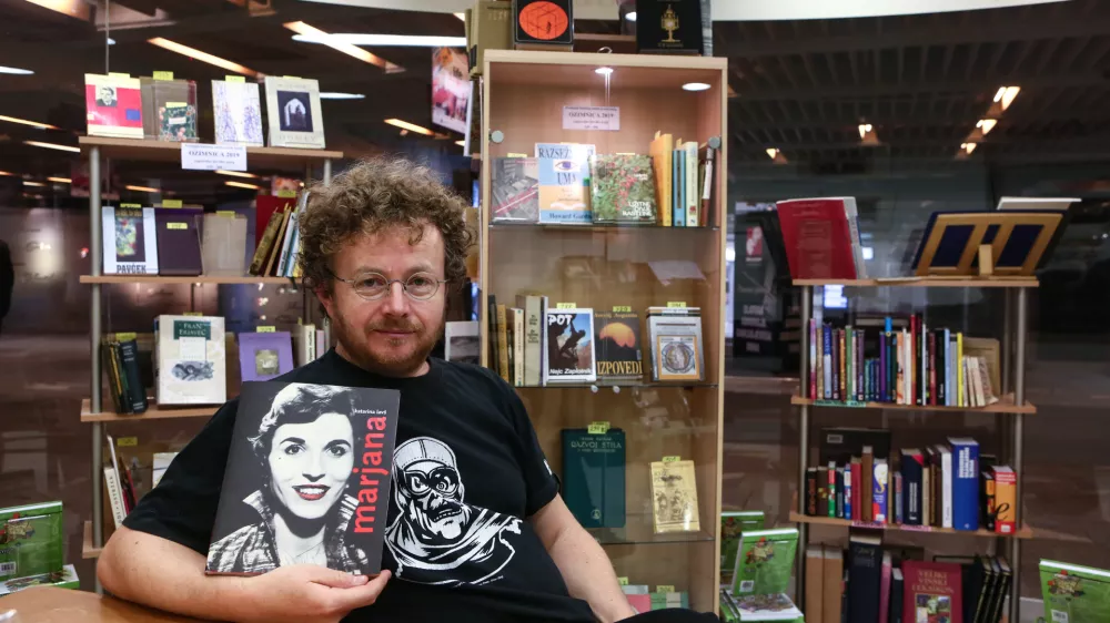 vodja antikvariata Rok Glavan, antikvar, univ. diplomirani kulturolog,  - 18.10.2019 - Antikvariat in galerija tiskov Glavan, Trg republike 2 v Ljubljani  //FOTO: Luka Cjuha