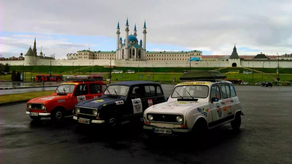 Do Novosibirska je potovala ekipa &scaron;estih ljudi s tremi katrcami: tako so jih fotografirali pred Kazanom. / Foto: Osebni Arhiv Francija &Scaron;krjanca
