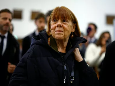 Vidno izčrpana Gisele Pelicot &ndash; na sodi&scaron;ču v Avignonu je od septembra preživela skoraj vsak dan &ndash; je postala ikona feminizma in glas žrtev spolne zlorabe. Foto: Reuters