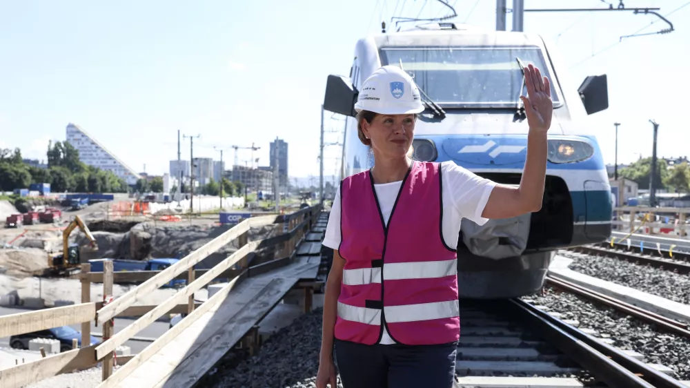 ministrica za infrastrukturo Alenka Bratu&scaron;ek- 08.08.2024 - Ogled gradbi&scaron;ča nadomestnega železni&scaron;kega nadvoza na Dunajski cesti - gradbi&scaron;če, železnica, delavci, gradnja, infrastruktura, vlak //FOTO: Jaka Gasar