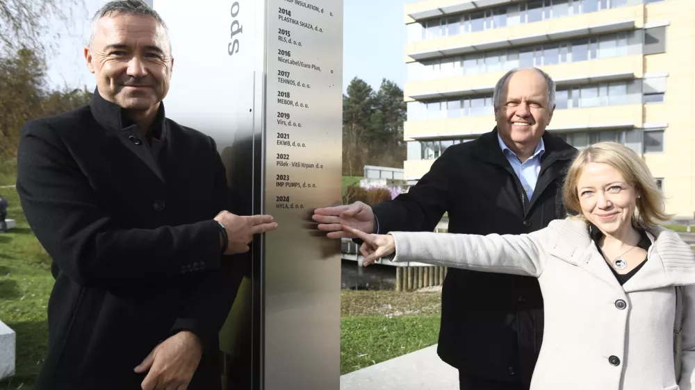 Seznam na obeležju&nbsp;v ljubljanskem parku Gazela je bogatej&scaron;i&nbsp;za podjetje Hyla. Foto: Luka Cjuha