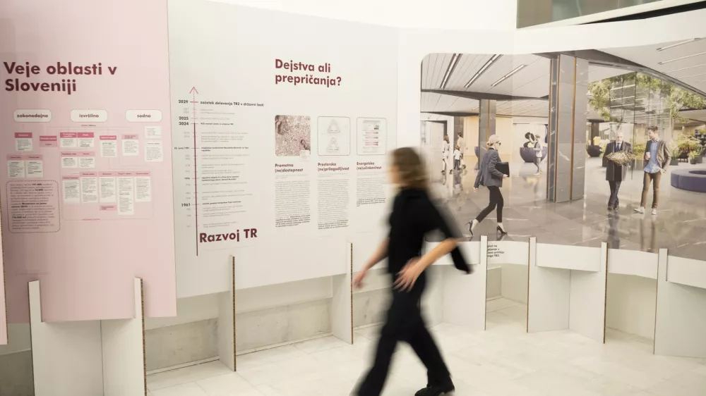 Z umestitvijo državnih aparatov v Ravnikarjevo stolpnico in javnih programov v pritličje stavbe, kot poudarjajo avtorji razstave, bi pomembna kulturna dedi&scaron;čina ostala v javni rabi in sooblikovala javno življenje v mestu. Foto: Nik Erik Neubauer