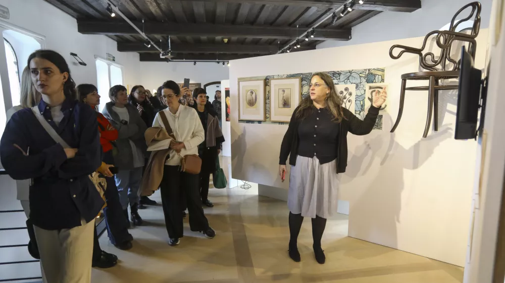 kustosinja Alexandra Midal,21.11.2024 - BIO28 Dvojna agentka: Govori&scaron; jezik rož? Muzej za arhitekturo in oblikovanje (MAO) FOTO: LUKA CJUHA