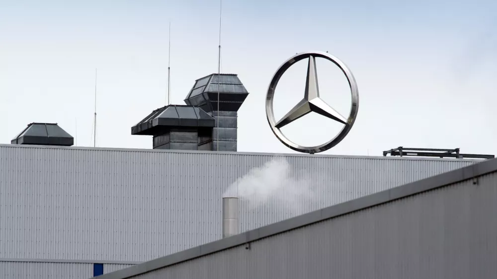 FILED - 15 July 2020, Brandenburg, Ludwigsfelde: A Mercedes star from Mercedes-Benz-Ludwigsfelde is pictured above the halls on the industrial estate. German automotive company Mercedes-Benz said on Thursday that the company plans to cut costs following weakening business Photo: Soeren Stache/dpa-Zentralbild/dpa