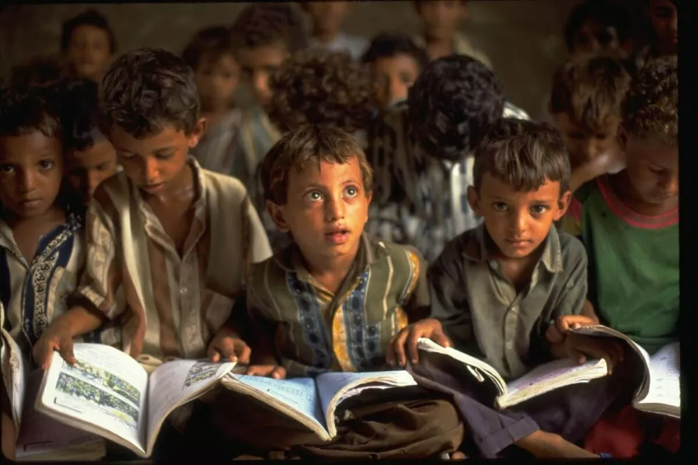 Dečki pri pouku v osnovni &scaron;oli v vasi Al-Bainia v južnem Jemnu leta 1998. / Foto: Unicef