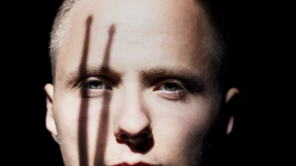 Tolkalec in skladatelj Žan Tetičkovič: Dosti berem, v&scaron;eč so mi psiholo&scaron;ke analize osebnosti, osebnostnega razvoja. V knjigi Aion Carla G. Junga sem nekako dobil idejo o času in prostoru, ki pa zame zdaj pravzaprav ne obstajata več. Foto: arhiv Dnevnika