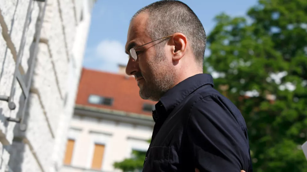 predstojnik budistične skupnosti v Sloveniji Shenpen Rinpoche pred sodi&scaron;čem- policisti pripeljali ljubljanskega &raquo;budističnega vodjo&laquo;, 43-letnega Ljubljančana Shenpena Rinpocheja oziroma Ronana Chatelliera - ovadili so ga zaradi domnevnega spolnega napada na osebo, mlaj&scaron;o od 15 let//FOTO: Bojan Velikonja