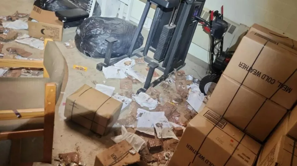 Opusto&scaron;eno voja&scaron;ko skladi&scaron;če hrane. Foto: JBER