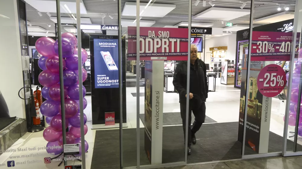 Kupcem so s &scaron;tevilnimi napisi ponujali posebne popuste ob odprtju, a večjega obiska ni bilo zaznati. F Luka Cjuha