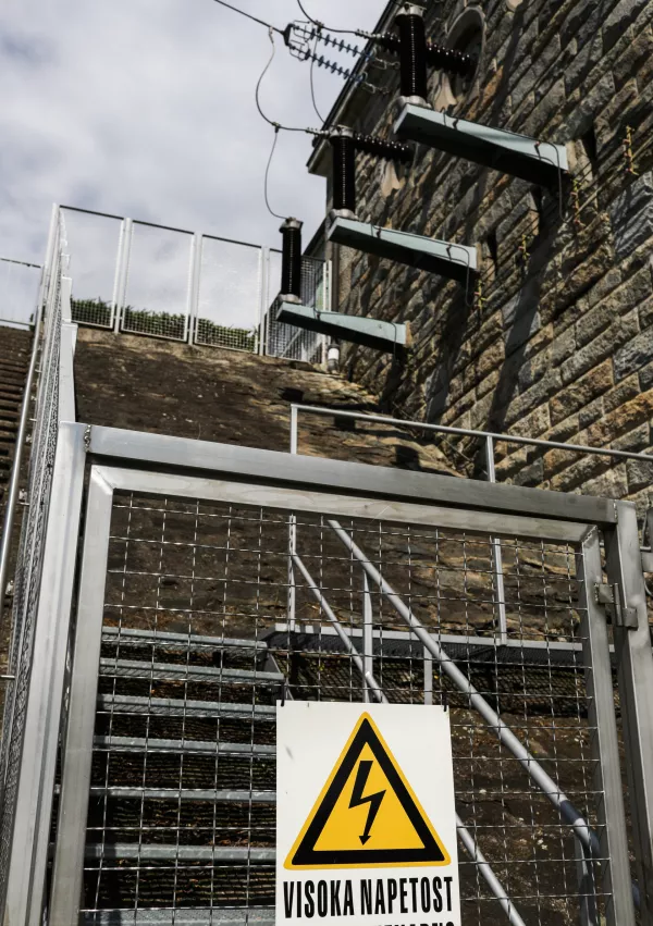 Daljnovod, enegetika, eleektrika.Hidroelektrarna Mariborski otok v lasti Dravske elktrarne Maribor- 19.07.2023 &ndash; gradnja - Pilotna geotermalna elektrarna na obstoječi plinski vrtini Pg-8 (SI-Geo-Electricity) v naselju Čentiba v občini Lendava - proizvodnja električne energije iz obnovljivih virov. //FOTO: Bojan Velikonja