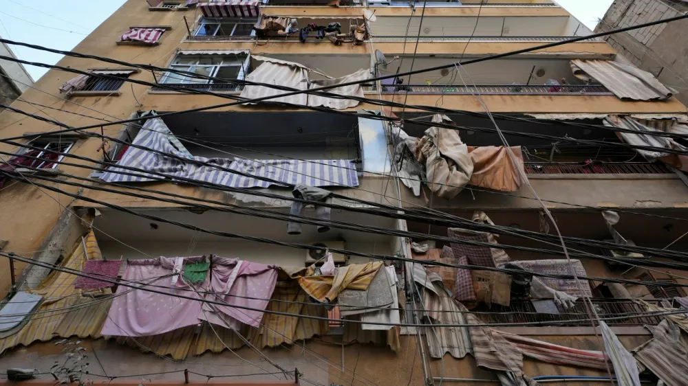 A view of a damaged building, in the aftermath of Israeli strikes on the Chiyah district of Beirut's southern suburbs, amid the ongoing hostilities between Hezbollah and Israeli forces, in Lebanon November 23, 2024. REUTERS/Mohammed Yassin