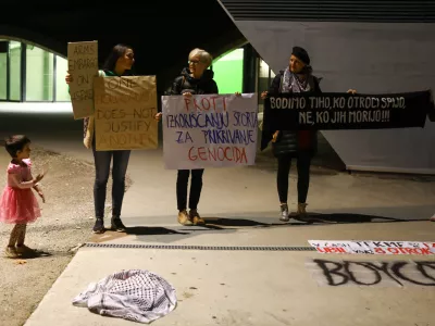 30.10.2024 -&nbsp;zbor predstavnikov Gibanja za pravice Palestincev pred ko&scaron;arkarsko tekmo med slovenskim klubom Cedevita Olimpija in izraelskim klubom Hapoel Bank Yahav Jerusalem, na katerem bodo izrazili podporo Palestincem ter nasprotovanje sodelovanju Izraela na mednarodnih &scaron;portnih tekmovanjih.FOTO: LUKA CJUHA