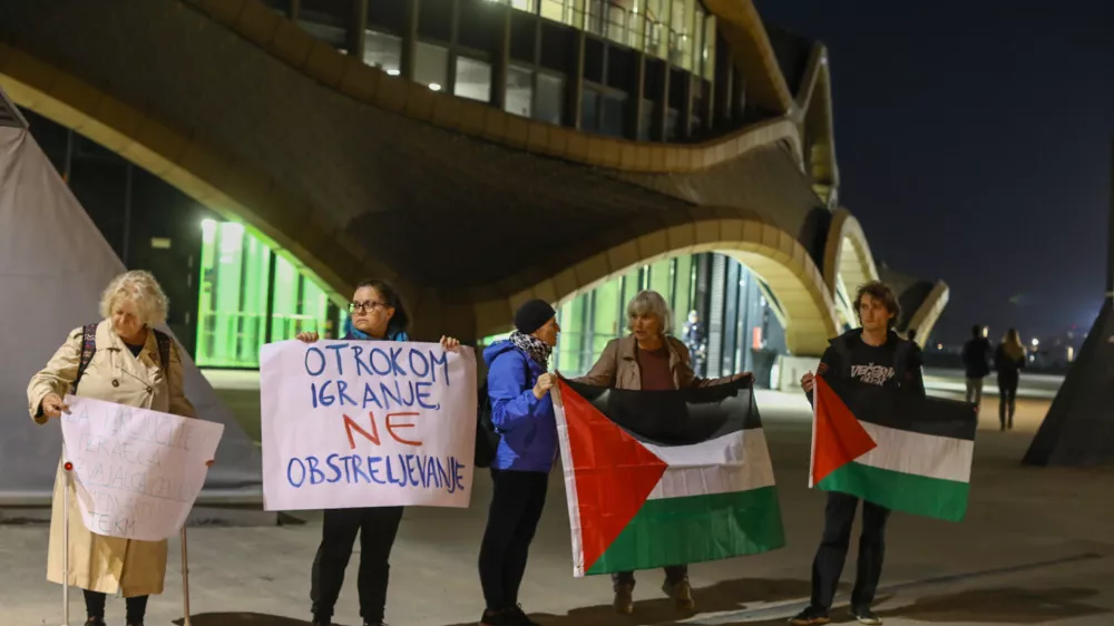 30.10.2024 -&nbsp;zbor predstavnikov Gibanja za pravice Palestincev pred ko&scaron;arkarsko tekmo med slovenskim klubom Cedevita Olimpija in izraelskim klubom Hapoel Bank Yahav Jerusalem, na katerem bodo izrazili podporo Palestincem ter nasprotovanje sodelovanju Izraela na mednarodnih &scaron;portnih tekmovanjih.FOTO: LUKA CJUHA