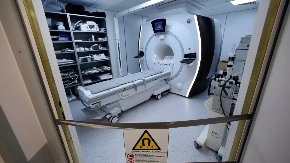 Sprejeti zakon odpravlja finančno diskriminiranje prebivalk in prebivalcev, ki so preboleli raka ali jim je bila potrjena okužba s hepatitisom C ali virusom HIV. Pri sklepanju zavarovalnih pogodb, življenjskih ali posojilnih zavarovanj in kreditnih pogodb za nepremičnino imajo zdaj enake pravice kot drugi. Foto: Tomaž Skale&nbsp;