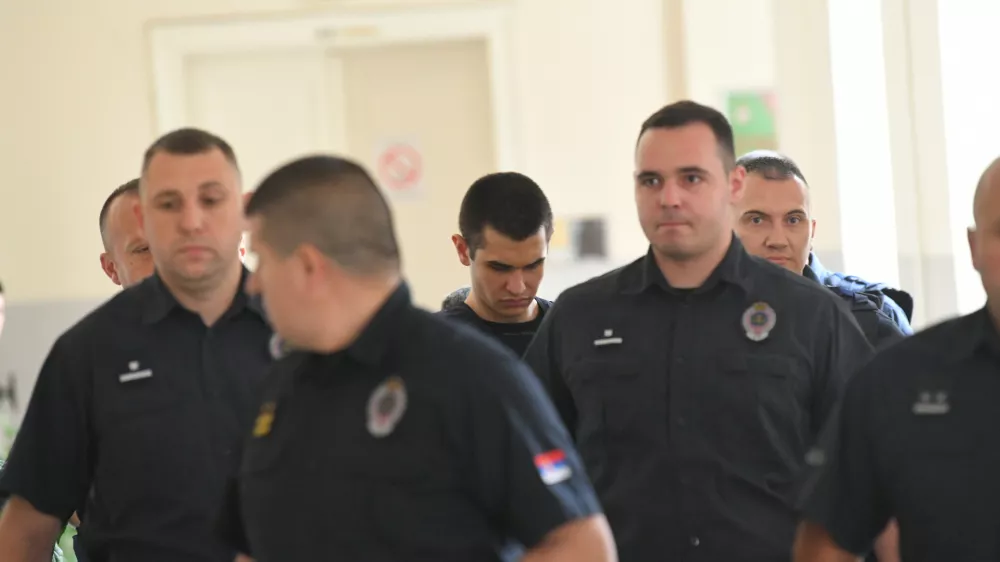 Uro&scaron; Blažić (v sredini v ozadju) je bil ob prihodu na sodi&scaron;če obdan s pravosodnimi policisti. F Pixell