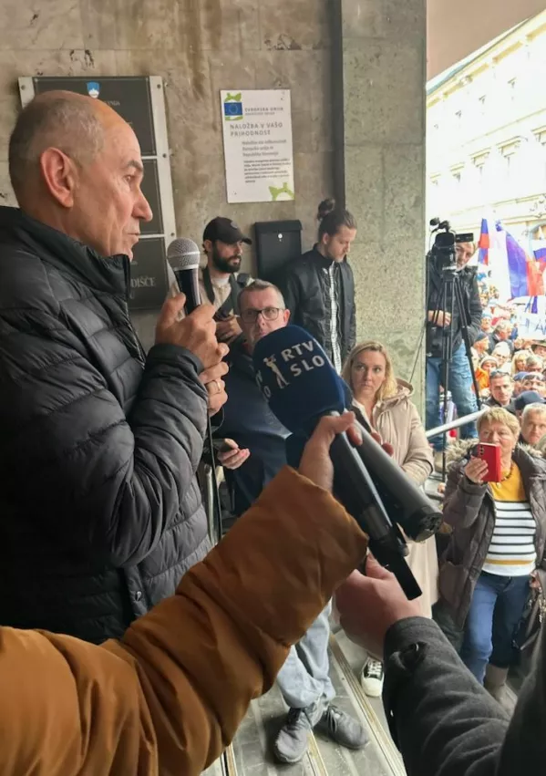 Janez Jan&scaron;a je po koncu dana&scaron;nje obravnave nagovoril udeležence shoda. Foto: Damjana Ži&scaron;t