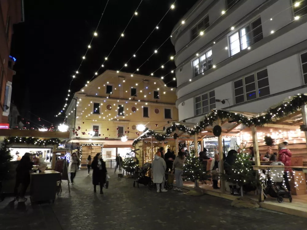 Na stiči&scaron;ču glavnih ulic v mestnem jedru, pri zvezdi, je vedno živahno, tudi sredi tedna. Tu je glavna gostinska ponudba.&nbsp;/ Foto: Katja Petrovec&nbsp;