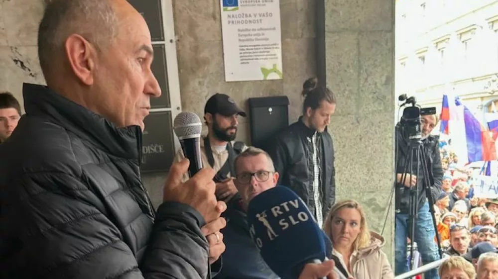 Janez Jan&scaron;a je po koncu dana&scaron;nje obravnave nagovoril udeležence shoda. Foto: Damjana Ži&scaron;t / Foto: Foto: Damjana Ži&scaron;t